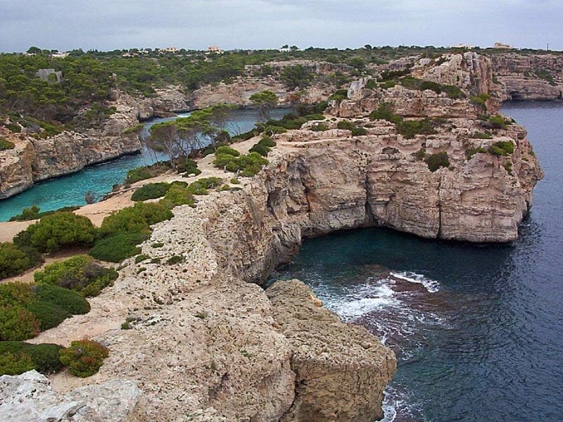 Paisaje de costa acántilada